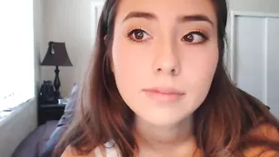 Порочная малая Sunshinekitty96 шалит с вибратором