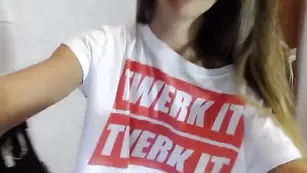 Красивая малышка Mayaprincess обнажает прелести