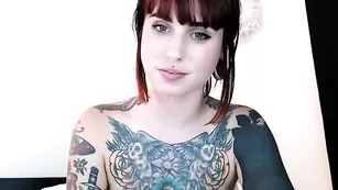 Татуированная шкура Anamercury дрочит обе дырки