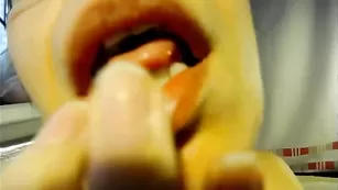 Порочная сучка Xnicetitsx облизывает пальчики