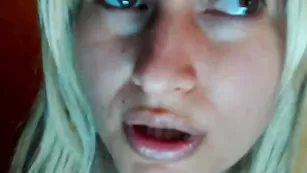 Милая стерва Blontsex отсасывает толстый хуй