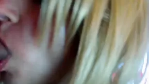 Милая стерва Blontsex отсасывает толстый хуй