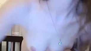 Шикарная цыпочка Sweetnanasex ласкает сосочки