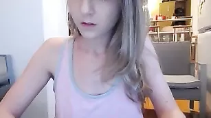 Смазливая шалава Angelserena облизывает сосочки