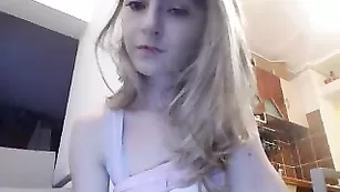 Смазливая шалава Angelserena облизывает сосочки