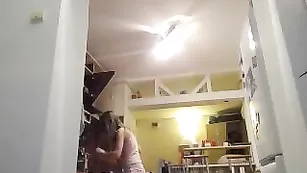 Смазливая шалава Angelserena облизывает сосочки