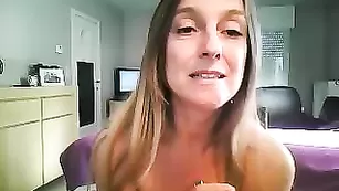 Чарующая бестия kaylee001 эротично смотрится перед камерой