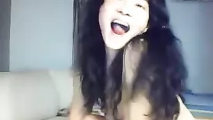 Сексуальная девка Sexybabe520 долбит мохнатую пилотку