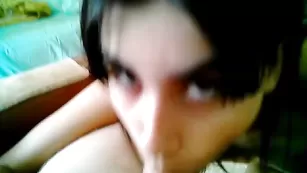 Восхитительная брюнетка Littlestudent4u трахается после минет