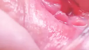 Озорная сучка Olyalola ласкает пизду в ближнем ракурсе