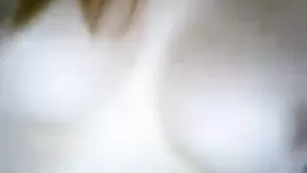 Молодая блонда Tastyjess моется в ванне