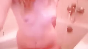 Молодая блонда Tastyjess моется в ванне
