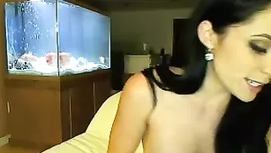 Пылкая чертовка ItsCleo дрочит анальное отверстие