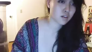 Грудастая азиатка Zilla_x мастурбирует пизду