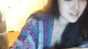 Грудастая азиатка Zilla_x мастурбирует пизду