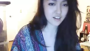 Грудастая азиатка Zilla_x мастурбирует пизду