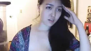 Грудастая азиатка Zilla_x мастурбирует пизду