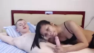 Обнаженная малышка Belleanddaniel ебется в пизду