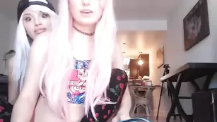 Озорные блонды Cherrycrush снимают трусики