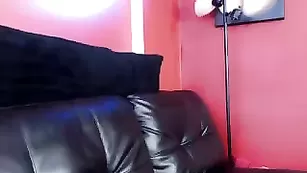 Зачетная сука Boooty1 потрахивает себя дилдо