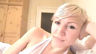 Изысканная блонда Lilitha обнажает интимные места
