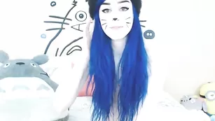 Темноволосая киска Kati3kat трахает бритые дырочки