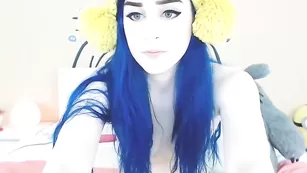 Темноволосая киска Kati3kat трахает бритые дырочки