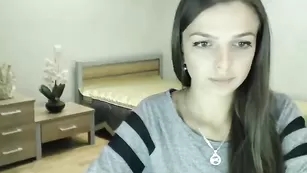 Милая брюнетка Strawberis позирует в юбочке