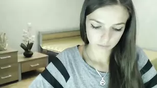 Милая брюнетка Strawberis позирует в юбочке