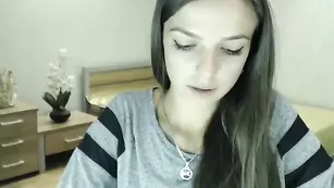 Милая брюнетка Strawberis позирует в юбочке