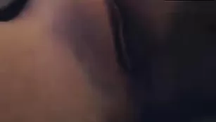 Чудесная краля Beabee ласкает сосочки