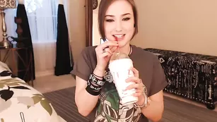 Изысканная малышка Birdylovesit общается во фри чате