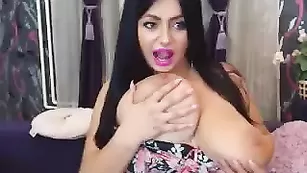 Жаркая цыпочка Teelaturner ласкает огромные груди