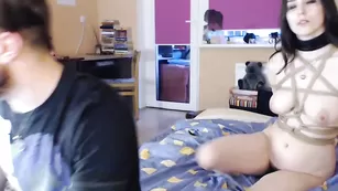 Связанная сука Vickypeaches сосет член