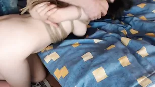 Связанная сука Vickypeaches сосет член