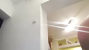 Симпатичная малышка Angelserena ласкает большие сиськи