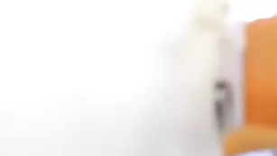 Зрелая сучка в чулках Primaveralala трахает бритые дырки