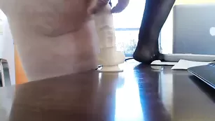 Зрелая сучка в чулках Primaveralala трахает бритые дырки