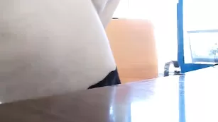 Зрелая сучка в чулках Primaveralala трахает бритые дырки