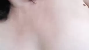 Зрелая сучка в чулках Primaveralala трахает бритые дырки