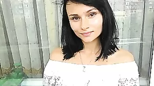 Молоденькая стройная милашка светит пизденкой