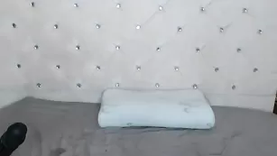 Жаркая блонда Secretlure мастурбирует бритую пизду