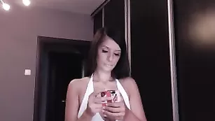 Грудастая путана Lenaschannel мастурбирует бритую пизду