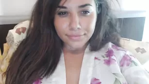 Толстушка Kitty_jolie разминает свои прелести