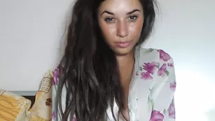 Толстушка Kitty_jolie разминает свои прелести