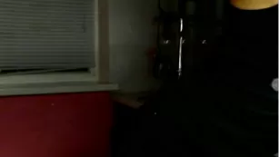 Шикарная брюнетка шевелит задом