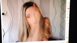 Страстная чикса эротично танцует