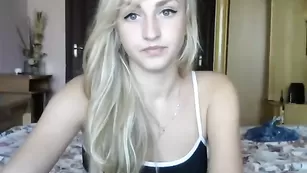 Сочная цыпочка Naughtyalexa обнажает большую попку