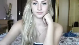 Сочная цыпочка Naughtyalexa обнажает большую попку