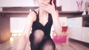Рыжая красотка Hottminx заводит своим аппетитным телом